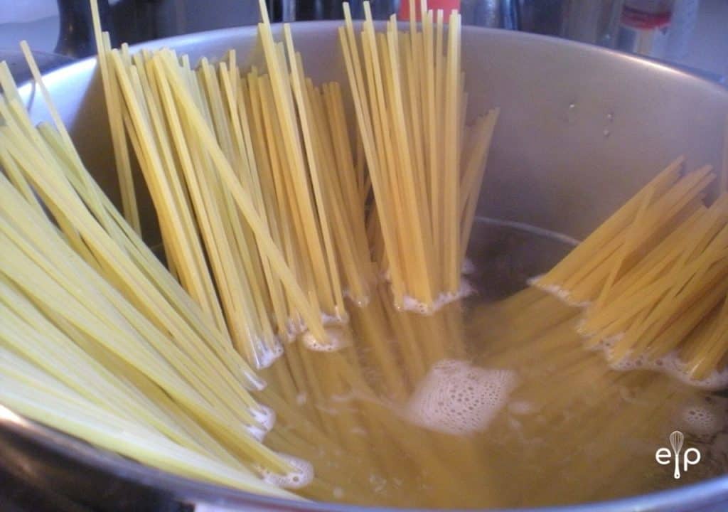 spaghetti in pot of water