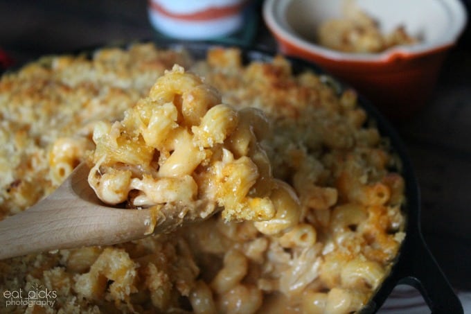 Buffalo Mac N cheese on wooden spoon serving