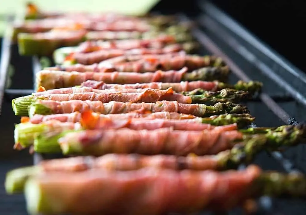 Prosciutto wrapped asparagus spears