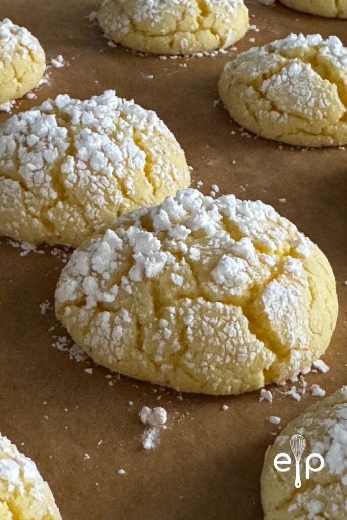 Crackle sugar topping on lemon cookie